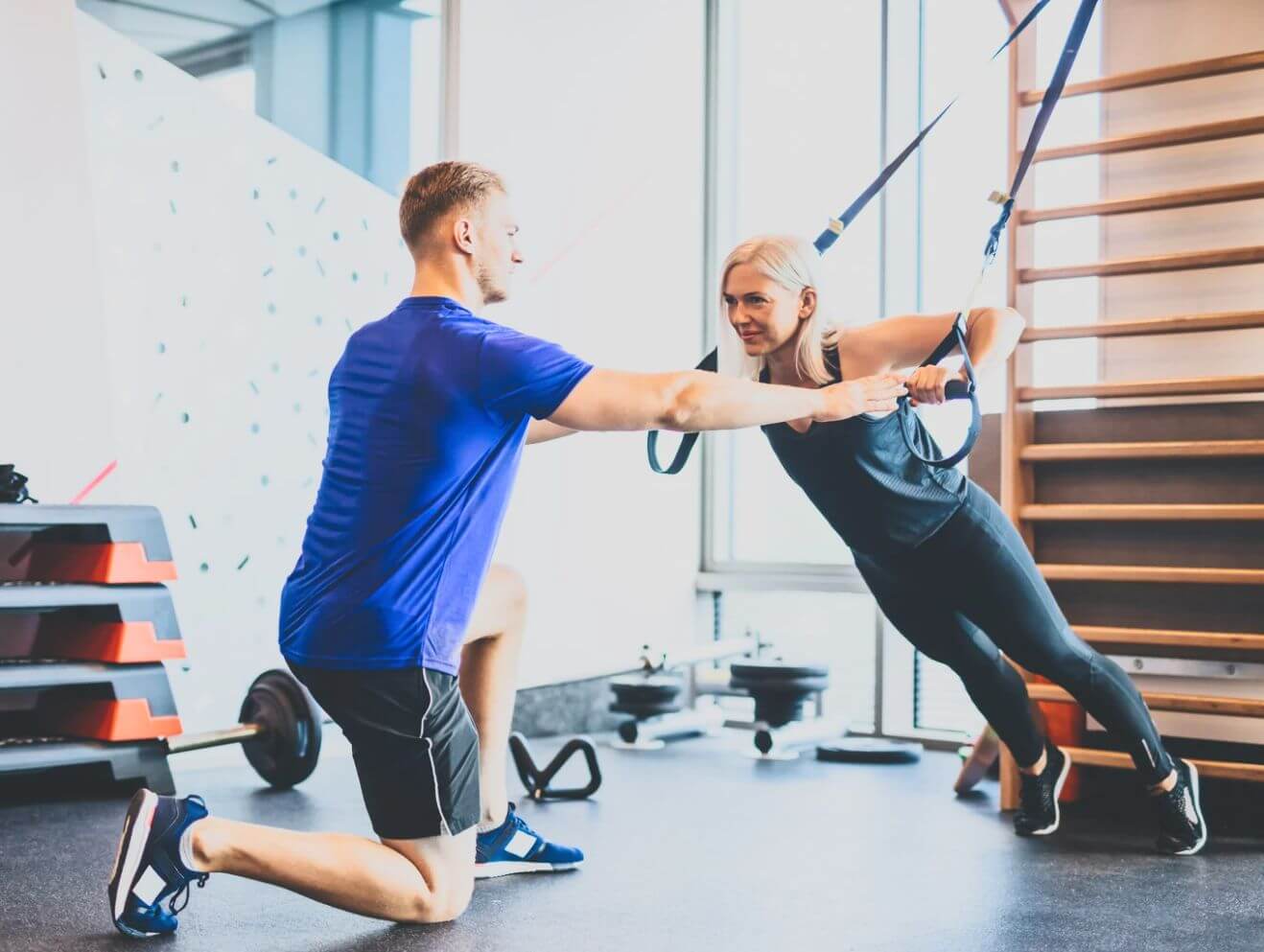 osobny trener s klientom vo fitku